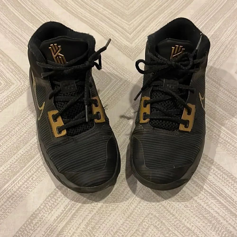 Nike Boys Kyrie Flytrap 4 Black Metallic Gold Sneakers